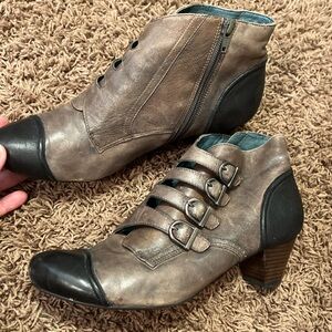 Nicole vintage styled bootie size 9.5.